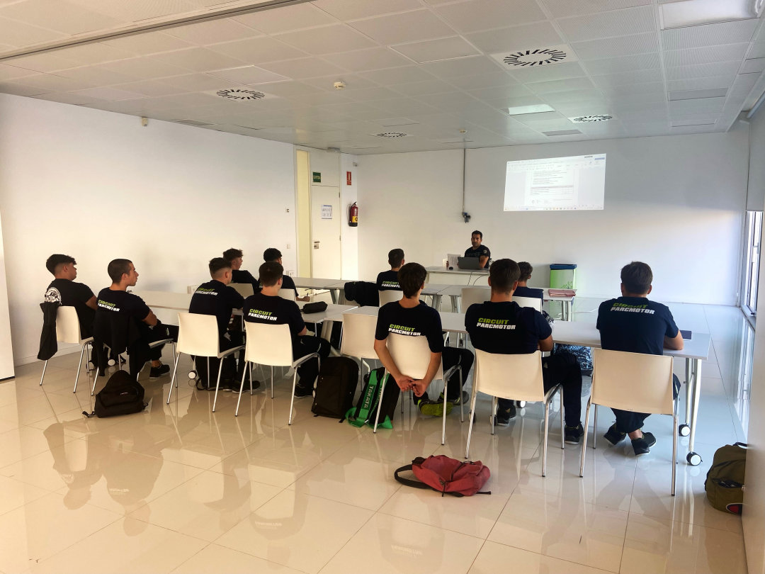 Una docena de alumnos estrenan el nuevo ciclo formativo de Electromecánica de vehículos en el Campus Motor Academy